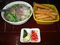Một bát phở bò chín dùng kèm bánh quẩy