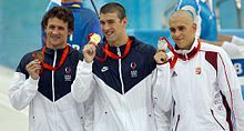 Phelps giơ cao huy chương vàng Olympic Bắc Kinh vào ngày 10 tháng 8 năm 2008.
