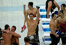 Michael Phelps ăn mừng chiến thắng huy chương vàng thứ 8 cùng đồng đội tại Olympic Bắc Kinh.