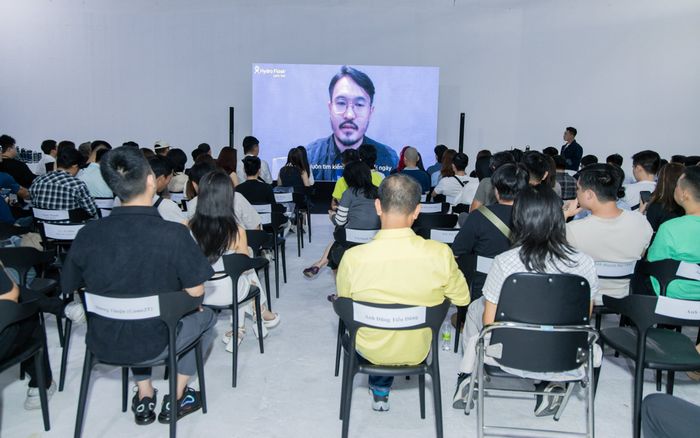 Ông Jan Paz kết nối với khách mời qua video call