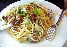 Spaghetti alle vongole (mì spaghetti với nghêu)