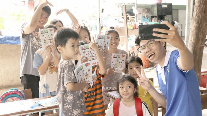 Lớp học không có khoảng cách giữa thầy và trò giữa gia sư áo xanh và các bạn nhỏ - Ảnh: THANH NHI