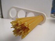 Spaghetti khô được đo bằng 'thước spaghetti'. Một phần mì khô có trọng lượng 116 g (4+1⁄8 oz), gấp đôi khẩu phần được ghi trên bao bì (hình tròn 12 mm hoặc 60 g). Thước đo có thể chia thành 1, 2, 3 hoặc 4 phần ăn tùy vào đường kính của hình tròn.
