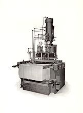 Máy ép thủy lực và máy rải tự động của Consolidated Macaroni Machine Corporation ở Brooklyn, New York là thiết bị đầu tiên trải các sản phẩm bột nhão đã cắt dài lên thanh phơi.