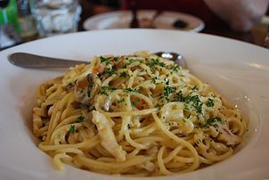 Spaghetti con pollo e funghi (mì spaghetti với gà và nấm)