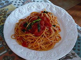 Spaghetti pomodoro e basilico (sốt cà chua và húng quế)