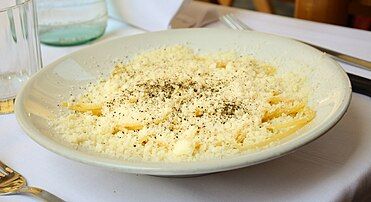 Spaghetti cacio e pepe (phô mai và tiêu) tại một nhà hàng ở Rome