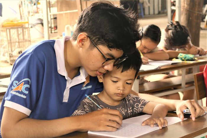 Gia sư áo xanh tại khu trọ nghèo - Ảnh 1.