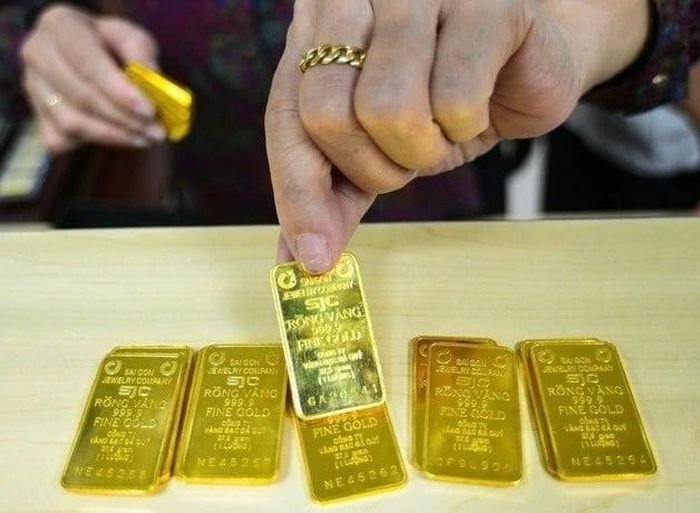 Giá vàng miếng trong nước bất ngờ tăng vọt, trái ngược với diễn biến của thị trường vàng toàn cầu.