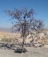 Cây với các bùa nazar ở Cappadocia, Thổ Nhĩ Kỳ.