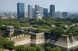 Thành phố Osaka nằm ở quận Chūō, thuộc thành phố Ōsaka, tỉnh Ōsaka. Phía sau là dãy nhà chọc trời của khu kinh tế Osaka Business Park.