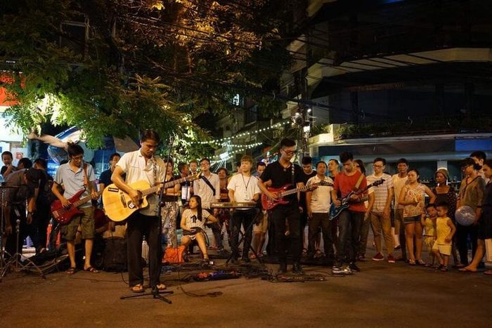 Phố Tây Hà Nội là điểm đến quen thuộc cho các chương trình âm nhạc đường phố.