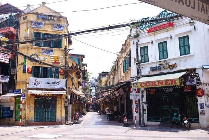 Sáng sớm, phố Tạ Hiện trải qua một không khí yên bình và vắng vẻ.