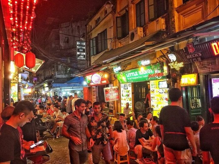 Khu phố luôn nhộn nhịp với sự góp mặt của cả du khách nước ngoài và người dân địa phương.