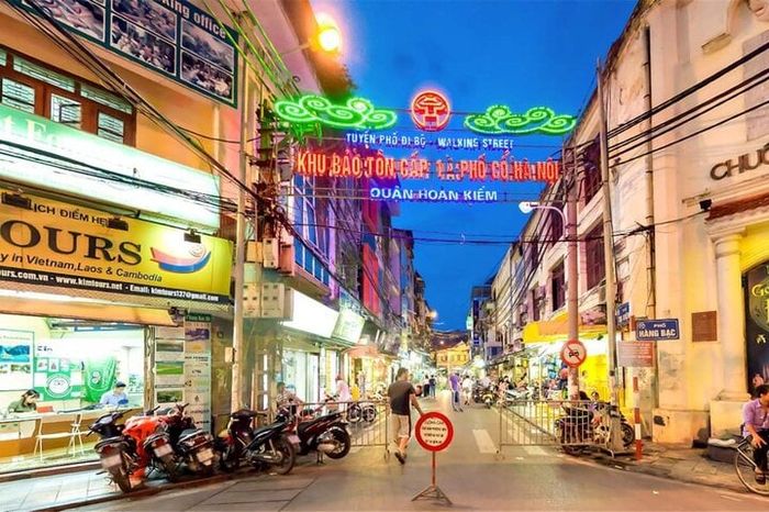 Con đường dẫn vào phố Tạ Hiện khi đêm xuống và các ánh đèn bắt đầu lên sáng.