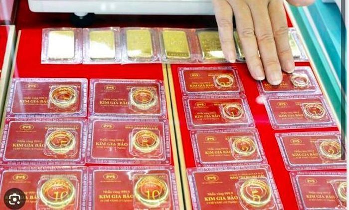 Giá bán vàng nhẫn tròn trơn là 77,65 triệu đồng/lượng, trong khi giá vàng miếng SJC đạt 79,8 triệu đồng/lượng. Ảnh: PQ.