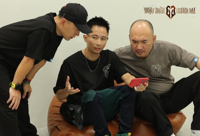 Tiền Phong: Công diễn 4 của show Anh trai vượt ngàn chông gai bị lan truyền trên mạng. Soobin đã phải lên tiếng nhắc nhở fan. Công diễn 4 của Anh trai vượt ngàn chông gai bị phát tán trên mạng. Soobin đã phải nhắc nhở người hâm mộ.