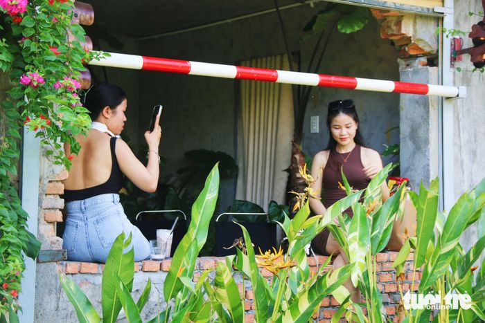 Nhiều bạn trẻ tranh thủ chụp ảnh trong không gian mới mẻ, lần đầu tiên xuất hiện tại thành phố Nha Trang - Ảnh: TRẦN HOÀI
