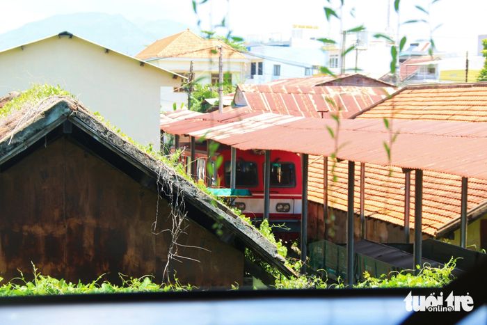 Quán cà phê gần đường tàu ở Nha Trang hút giới trẻ - Ảnh 8.