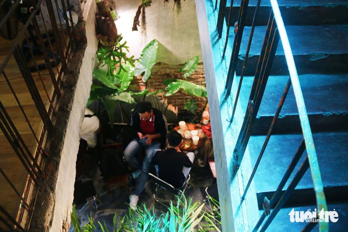 Nội thất quán theo phong cách cổ điển, phối hợp hài hòa giữa sáng và tối, tạo nên cảm giác hoài niệm cho du khách - Ảnh: TRẦN HOÀI
