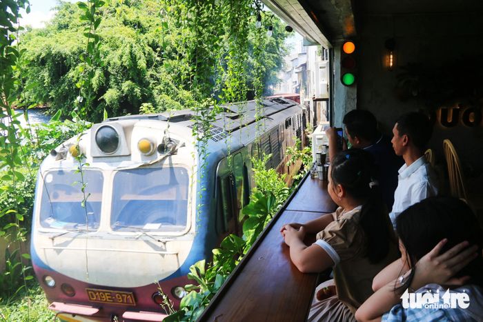 Quán cà phê bên đường tàu ở Nha Trang cuốn hút giới trẻ - Ảnh 1.