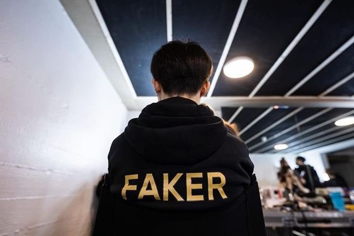Sau trận thua trước GEN, Faker đã có hành động tự gây đau đớn cho bản thân khiến người hâm mộ rất lo lắng