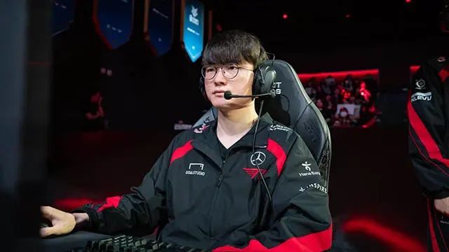 Fan Việt nổ ra tranh cãi về màn 'tự làm hại' của Faker
