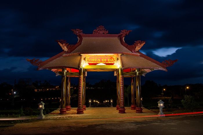 Cổng chùa Di Đà vào ban đêm
