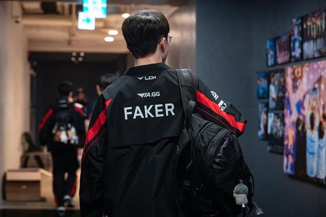Cộng đồng game thủ Việt bùng nổ tranh cãi sau màn 'tự làm hại' của Faker