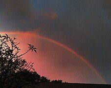 Cầu vồng đỏ đơn sắc khi Mặt Trời lặn ở Đức