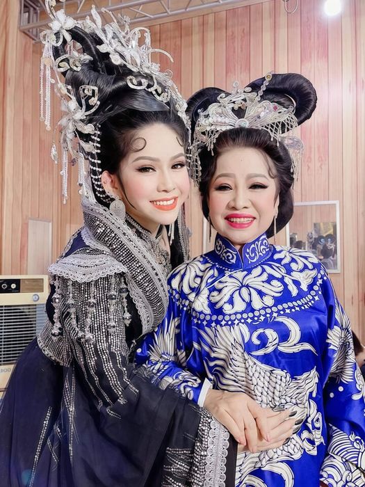 Nghệ sĩ Bình Tinh cùng mẹ - soạn giả Bạch Mai. Ảnh: FBNV