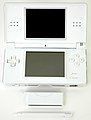 Nắp bảo vệ và bút cảm ứng Game Boy Advance nằm dưới Nintendo DS Lite