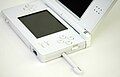 Bút stylus đã được thiết kế lại và công tắc nguồn được đặt ở vị trí mới