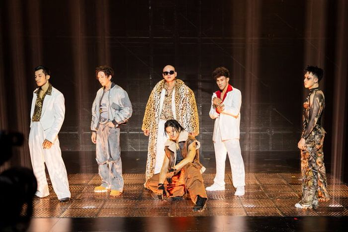 Liên minh KaMe để lại ấn tượng mạnh mẽ với khán giả thông qua các màn trình diễn võ thuật, múa côn mạo hiểm.