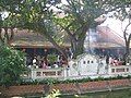 3. Cảnh tượng trước cửa chùa vào ngày mùng 1 âm lịch
