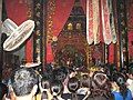 6. Khách hành hương tham quan bên trong chùa