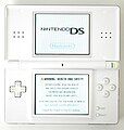 Nintendo DS Lite khi được bật và mở ra