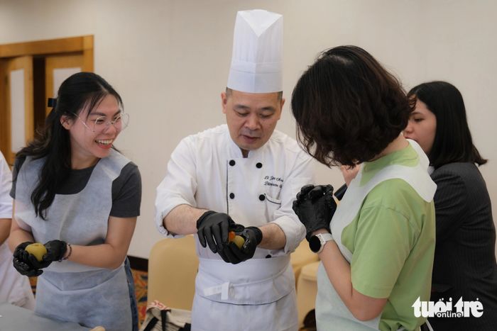 Học làm bánh trung thu chuẩn vị từ đầu bếp Hong Kong - Hình ảnh 1.