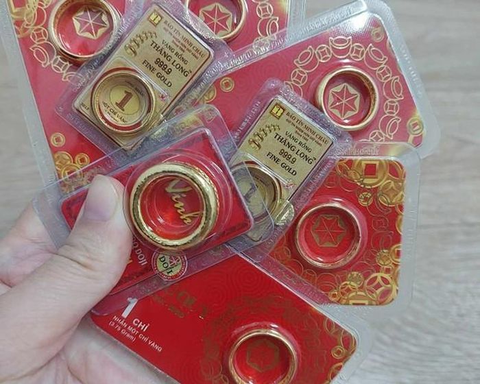 Giá vàng nhẫn tròn trơn hiện ở mức 76,15 - 77,55 triệu đồng/lượng cho mua vào và bán ra. Ảnh: QN.