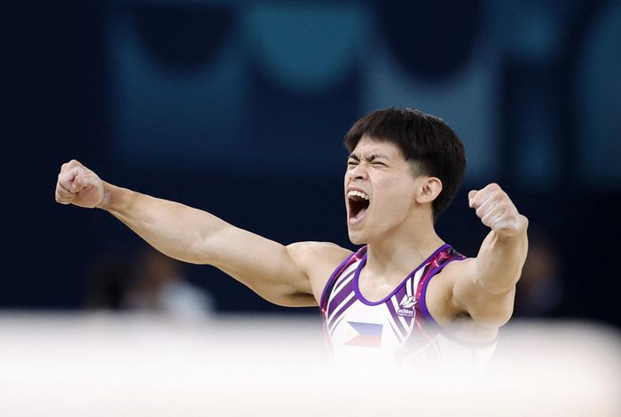 Carlos Yulo ăn mừng với huy chương vàng lịch sử