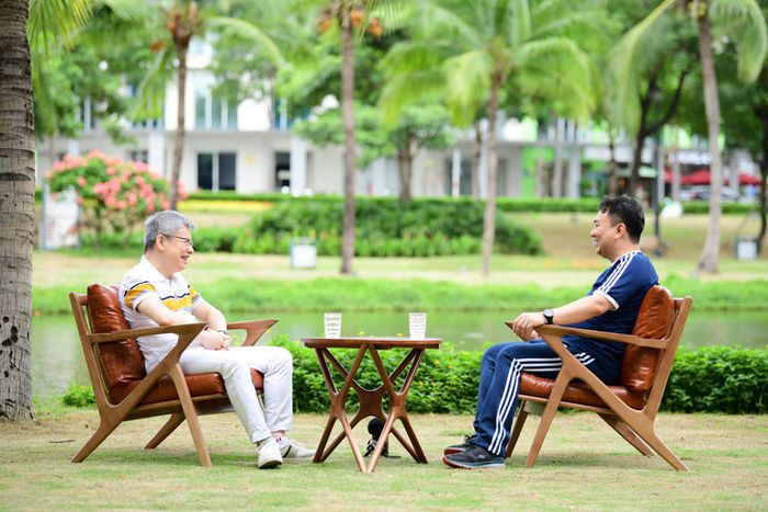 Trong khu đô thị Sala với không gian xanh mát, CEO Lê Trí Thông tỏa sáng với phong cách thể thao năng động, một diện mạo mới lạ chưa từng xuất hiện trên các phương tiện truyền thông.