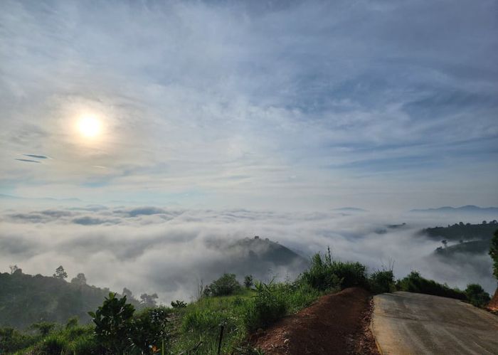 Làn mây trắng bao phủ khung cảnh