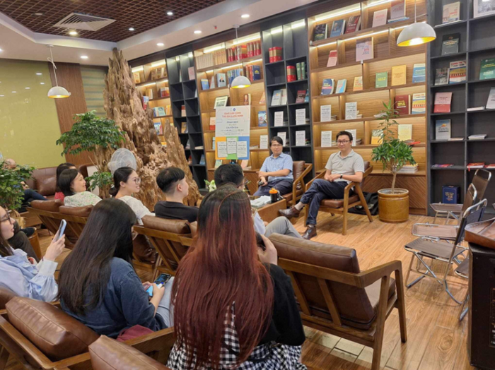 Lễ ra mắt sách tại Hà Nội.