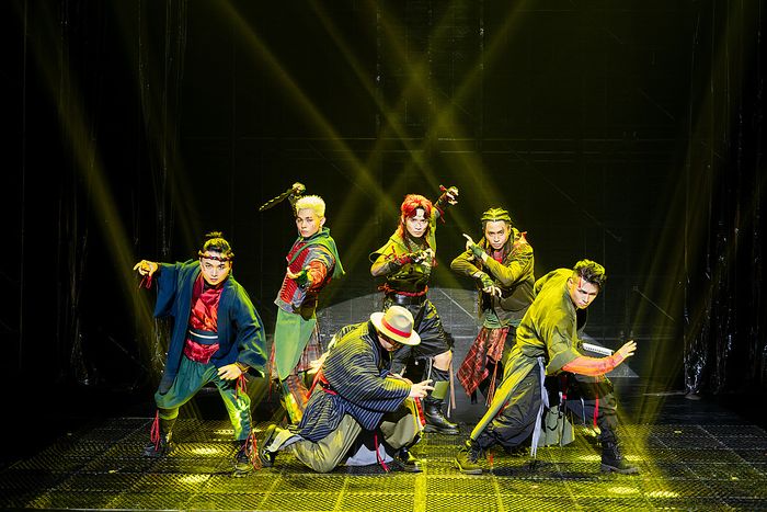Tại show 'Anh trai', BB Trần xuất hiện với màn đu dây và Kay Trần thể hiện màn múa võ ấn tượng