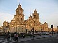 Tòa thánh đô thành phố Mexico nhìn từ phố Madero.