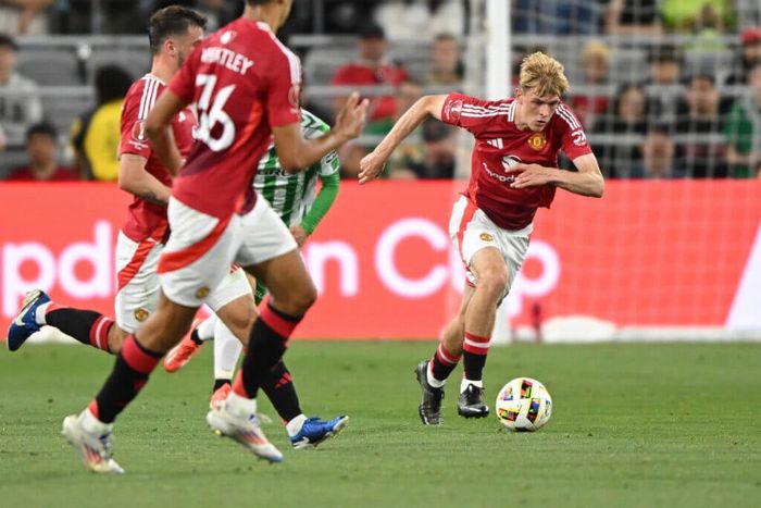 Toby Collyer (tóc vàng) đã thi đấu rất nhiệt huyết trong chuyến du đấu ở Mỹ. Ảnh: AFP