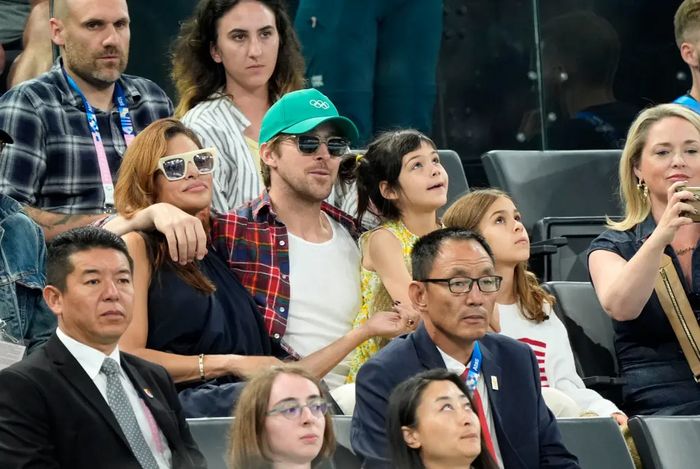 Ryan Gosling hiếm khi xuất hiện cùng vợ và hai con gái