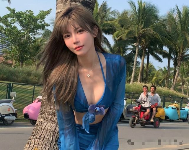 Nữ streamer 'Than Nghèo Kể Khổ' trên sóng, bị fan 'vạch trần' khi đi xe trị giá 20 tỷ
