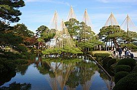 Vườn cảnh Kenroku-en tại thành phố Kanazawa, tỉnh Ishikawa. Các cây thông ở đây được bảo vệ bằng yukitsuri để tránh bị gãy đổ trong mùa đông khi tuyết rơi dày.