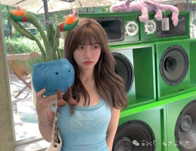 Nữ streamer 'Than Nghèo Kể Khổ' khi lên sóng đã bị fan 'phơi bày' rằng cô đi xe trị giá 20 tỷ đồng.